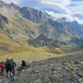 Groupe de randonneurs dans le massif des Posets, face à la vallée devant eux