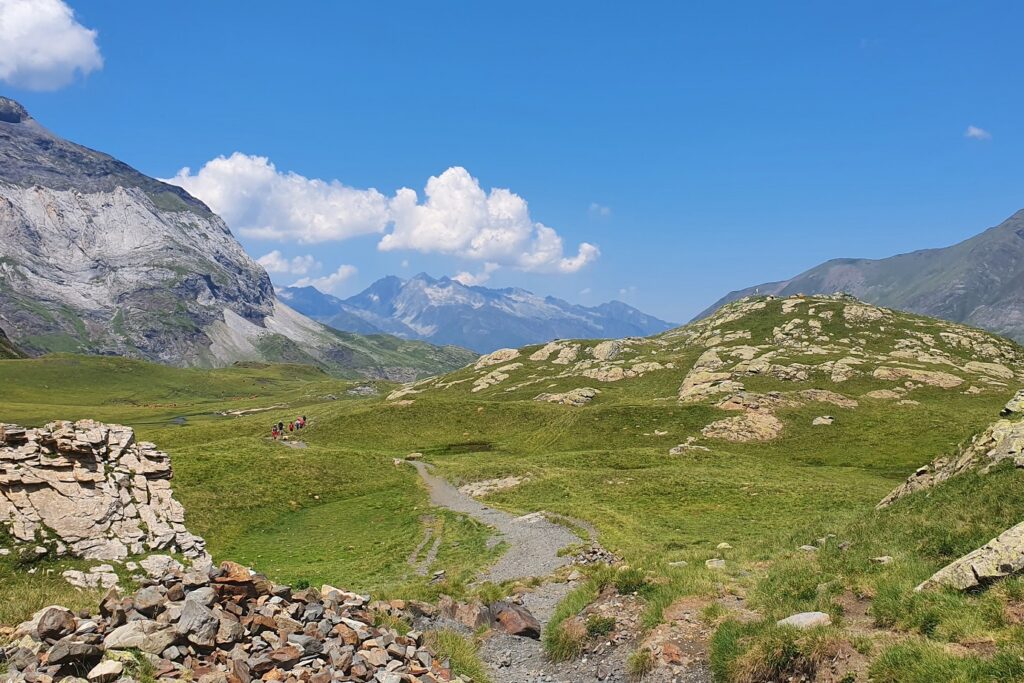 Paysage de montagne avec un sentier à travers un plateau