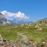 Paysage de montagne avec un sentier à travers un plateau
