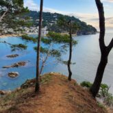 Paysage de bord de mer pris en contrebas avec en bas la mer et des villages blancs caractéristiques