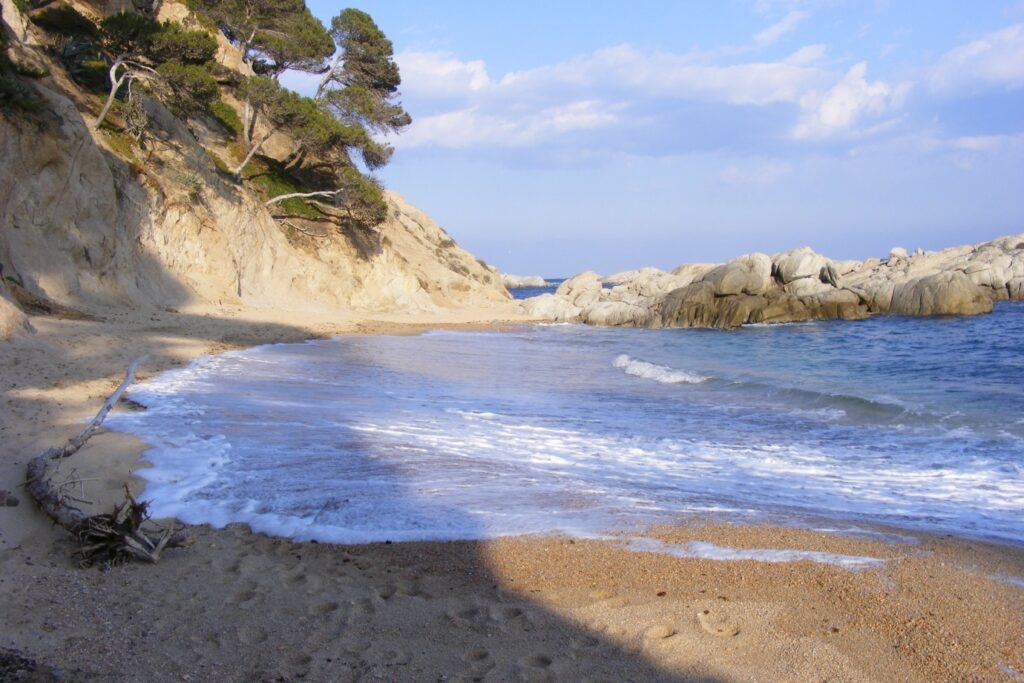 Paysage de bord de mer lors d'une randonnée en Catalogne, en Costa Brava