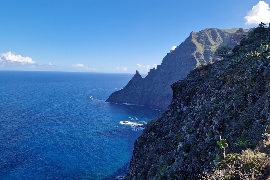 Paysage de bord de mer où l'on voit les différentes montagnes se jeter dans la mer à Tenerife