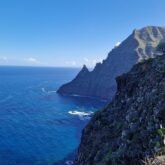 Paysage de bord de mer où l'on voit les différentes montagnes se jeter dans la mer à Tenerife
