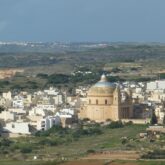 Paysage pris de vue de haut d'une ville dans les îles méditerranéenne