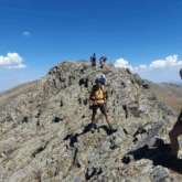 Groupe de randonneurs en train de marcher sur une crête rocheuse en Andorre.
