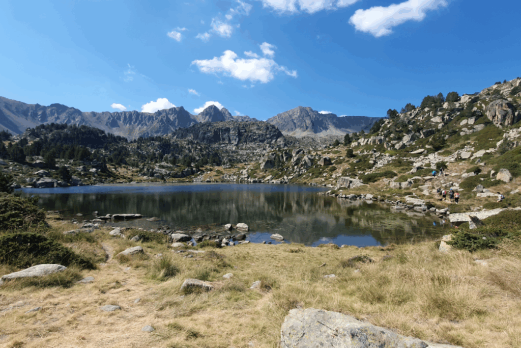 Vue d'un lac de montagne entouré par des sommets