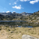 Vue d'un lac de montagne entouré par des sommets