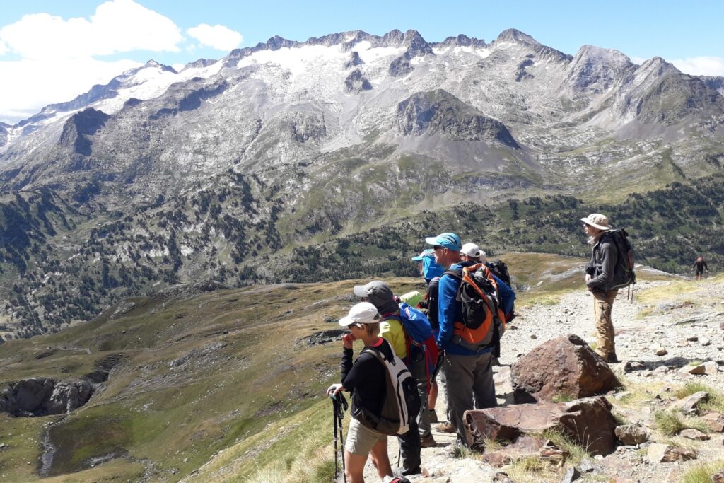 Groupe de randonneurs en train d'observer les sommets devant eux