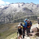 Groupe de randonneurs en train d'observer les sommets devant eux