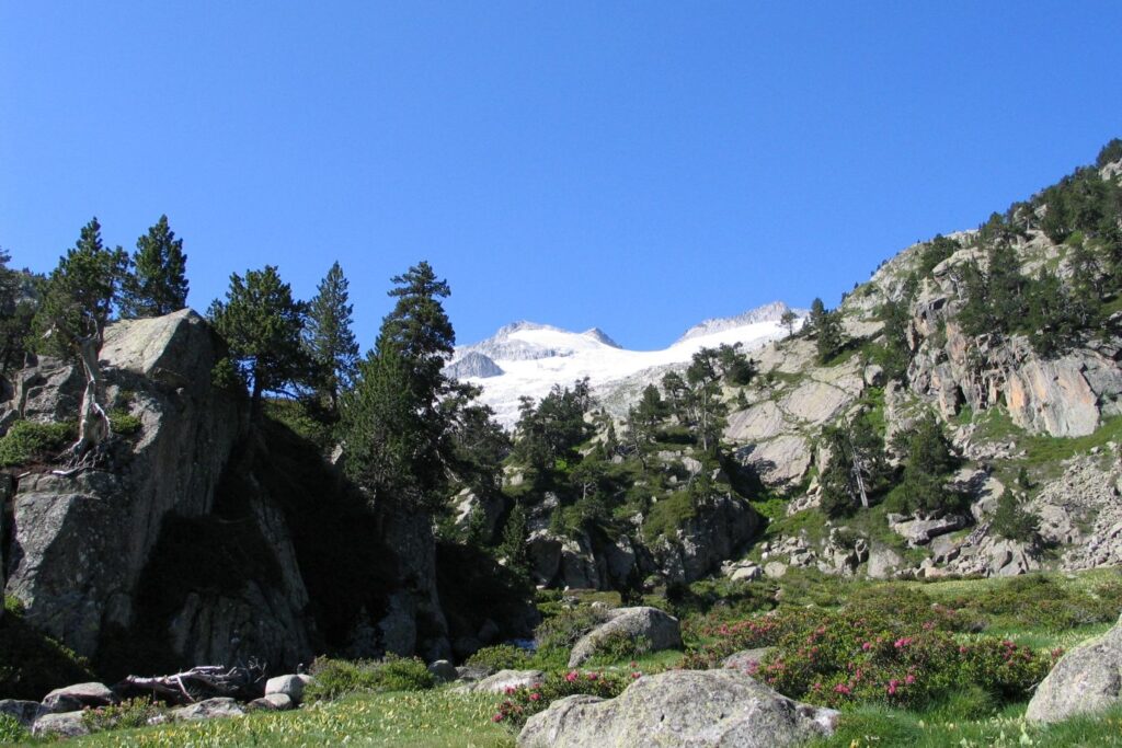 Paysage au coeur d'une randonnée avec des roches caractéristiques de la composition des massifs montagneux de l'Aneto et de la zone de Benasque.