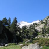 Paysage au coeur d'une randonnée avec des roches caractéristiques de la composition des massifs montagneux de l'Aneto et de la zone de Benasque.