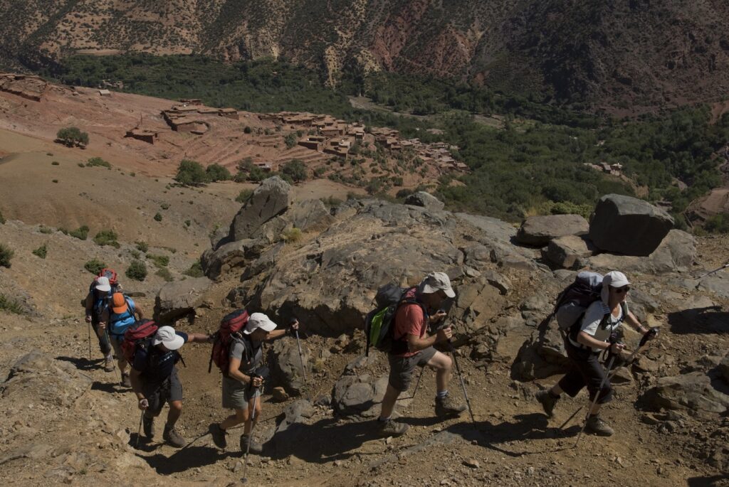 Groupe de randonneurs sur un sentier au Maroc se dirigeant vers le Mgoun