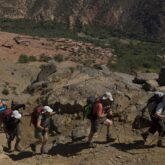 Groupe de randonneurs sur un sentier au Maroc se dirigeant vers le Mgoun