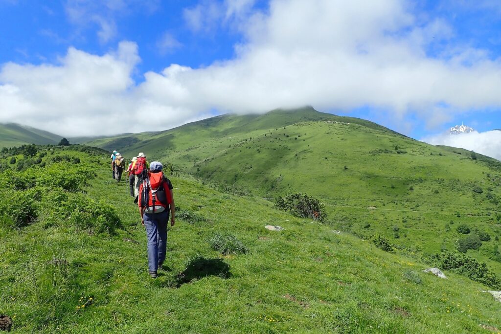 Groupe de randonneurs dans les montagnes sur un sentier avec un guide au pic de midi de Bigorre