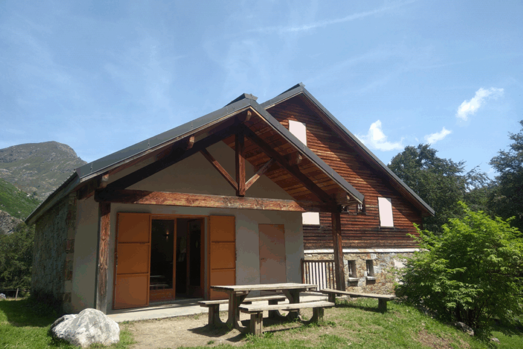 Maison en bois en montagne lors d'une retrouvant en Vicdessos