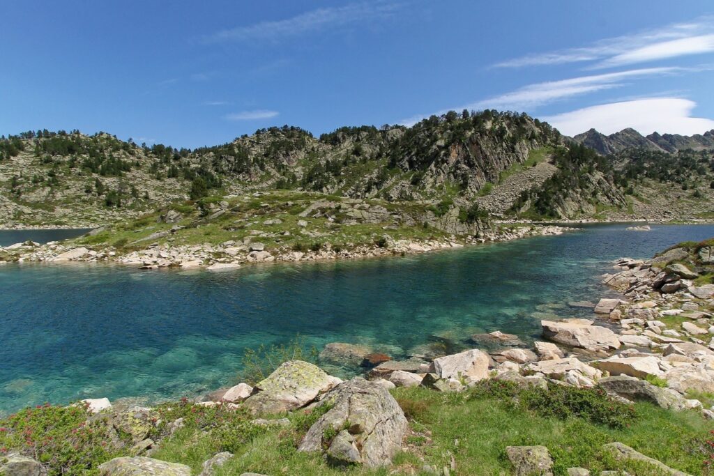 Paysage de montagne avec un lac de montagne et des sommets au fond