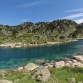 Paysage de montagne avec un lac de montagne et des sommets au fond
