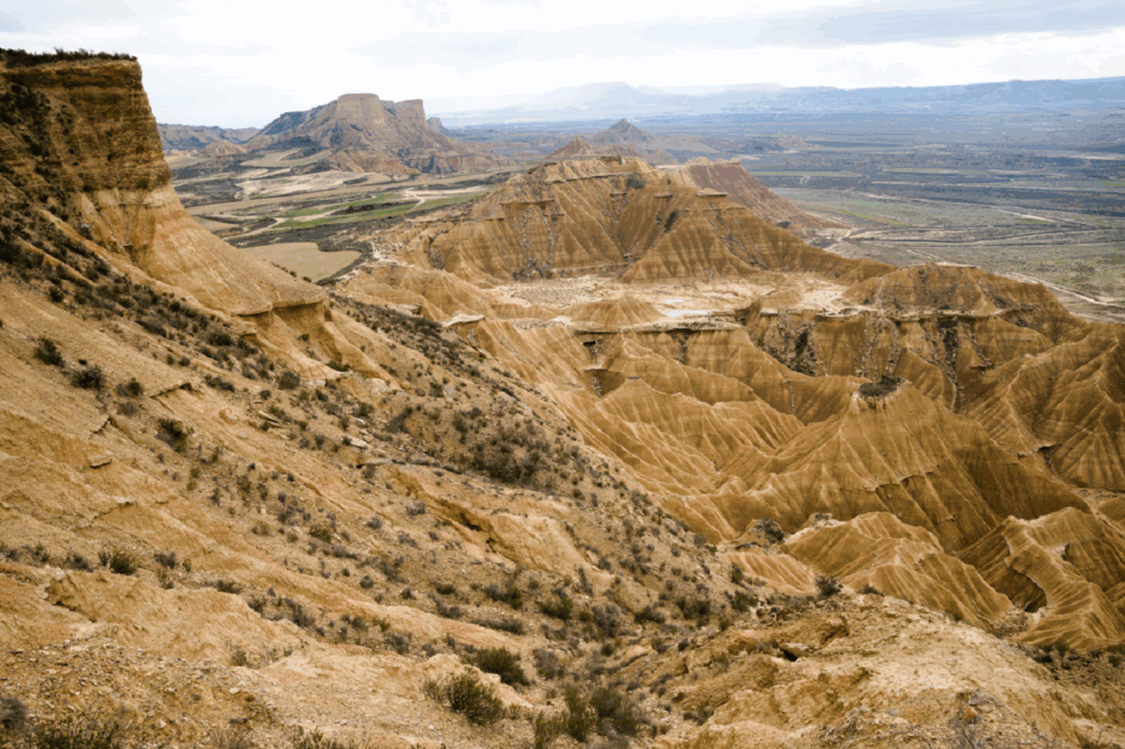 Paysage caractéristique des Bardenas avec des sommets marqués de couleur ocre
