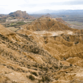 Paysage caractéristique des Bardenas avec des sommets marqués de couleur ocre