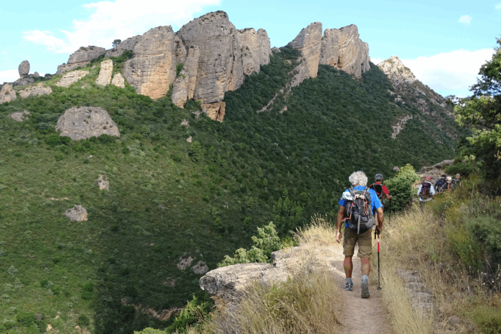 Groupe de randonneurs qui s'avance sur un chemin dans les Mallos de Riglos