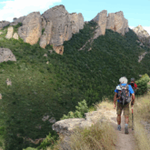Groupe de randonneurs qui s'avance sur un chemin dans les Mallos de Riglos