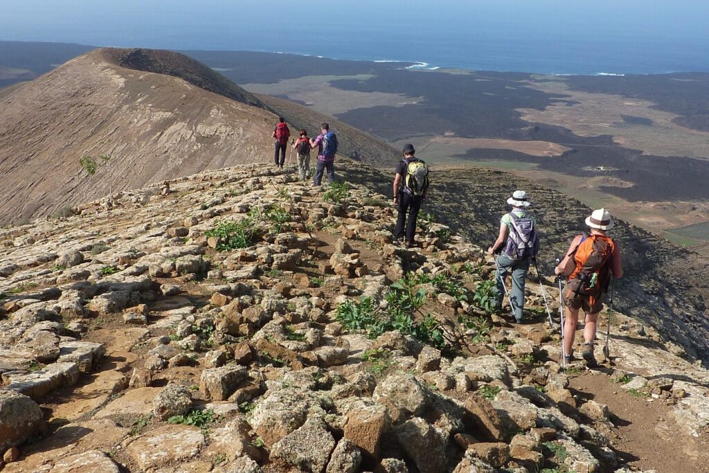 Groupe de randonneurs sur un sentier dans les canaries