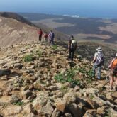 Groupe de randonneurs sur un sentier dans les canaries