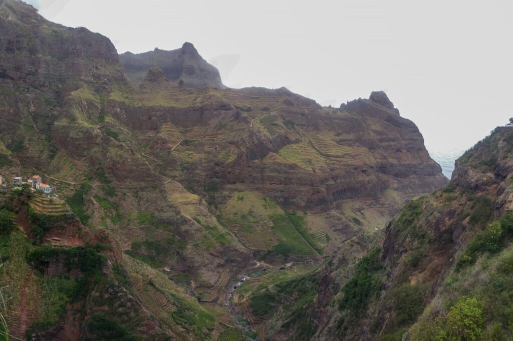 Paysage Cap-Vert, montagne et sommet avec de la pierre rouge