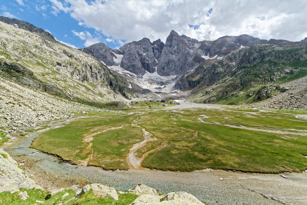 Paysage montagnard estival avec des sommets enneigés en fond
