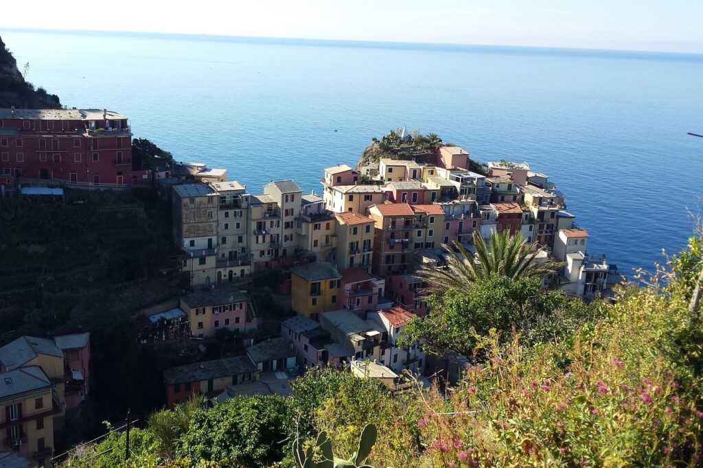 Prise de vue en contre-haut d'un village des cinque terre caractéristique de par ses couleurs