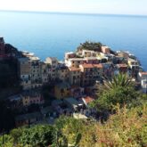 Prise de vue en contre-haut d'un village des cinque terre caractéristique de par ses couleurs