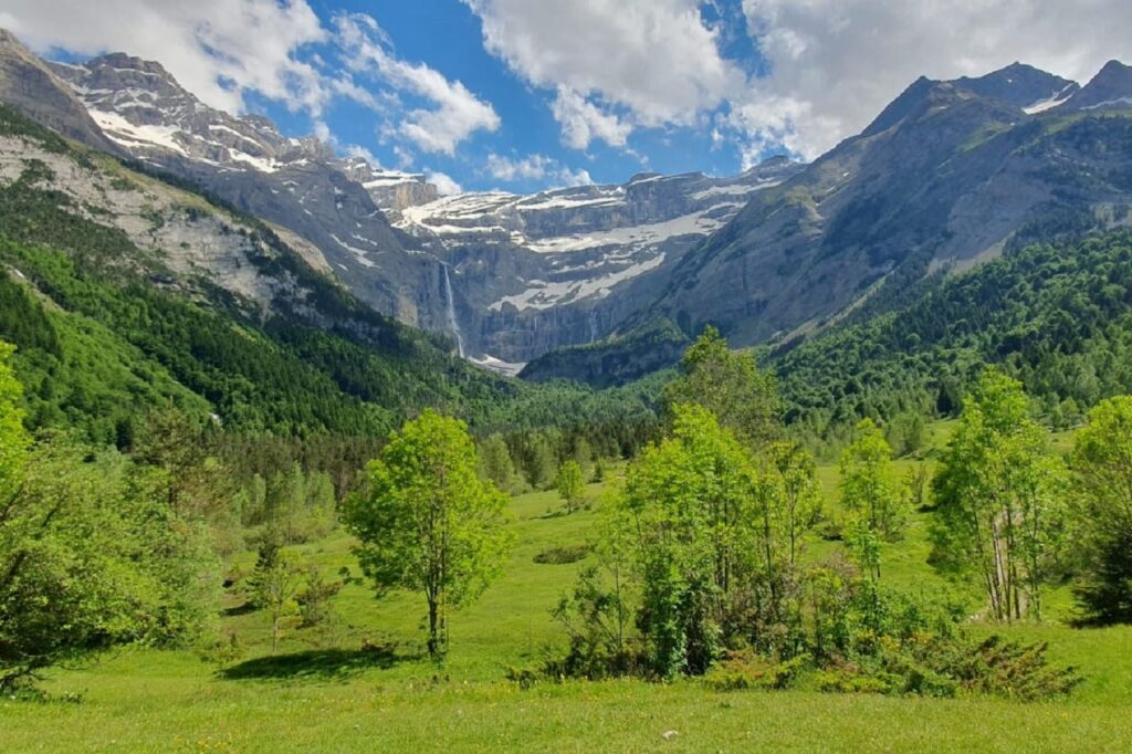Paysage de montagne avec le cirque de Gavarnie en fond