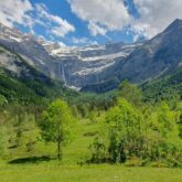 Paysage de montagne avec le cirque de Gavarnie en fond