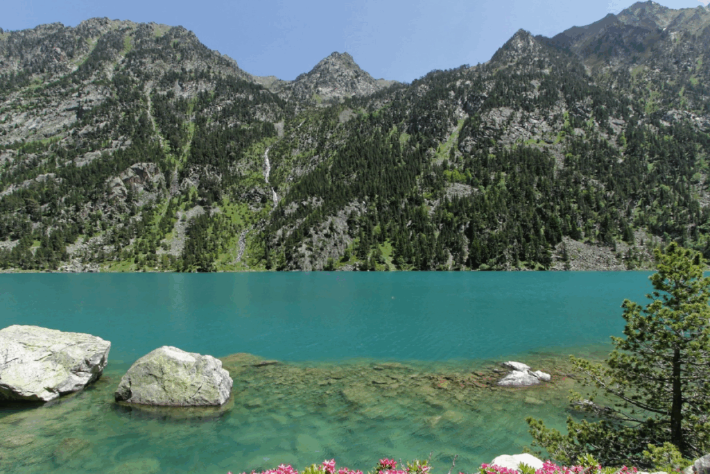 Lac de montagne au premier plan dans le cirque de Gavarnie, avec en fond des sommets