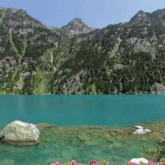 Lac de montagne au premier plan dans le cirque de Gavarnie, avec en fond des sommets