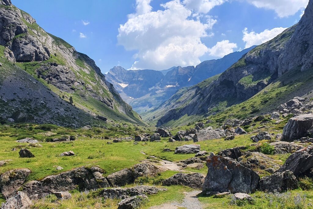 Paysage de montagne dans le cirque de Gavarnie avec des montagnes sur les côtés, une plaine au centre