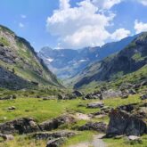 Paysage de montagne dans le cirque de Gavarnie avec des montagnes sur les côtés, une plaine au centre