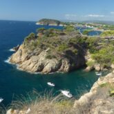 Paysage maritime et montagneux où l'on voit à la fois les reliefs de la Costa Brava ainsi que la mer