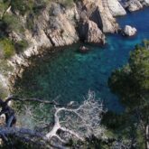 Prise de vue de la mer en contrebas depuis une falaise avec des roches blanches très marquées