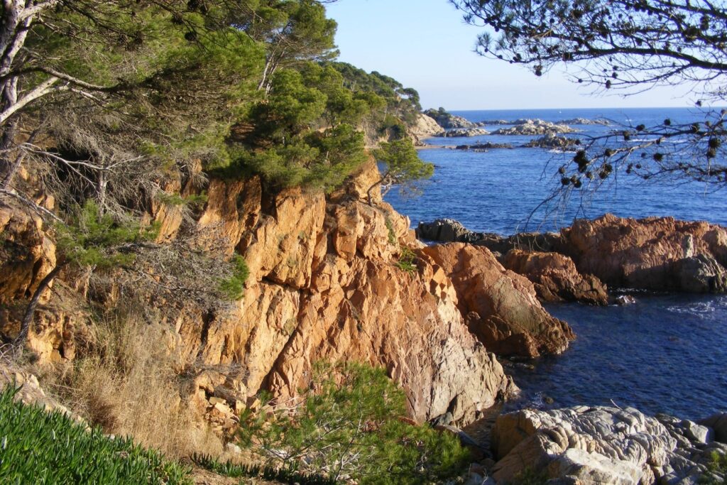 paysage où l'on voit une falaise ocre ainsi que la mer en contrebas