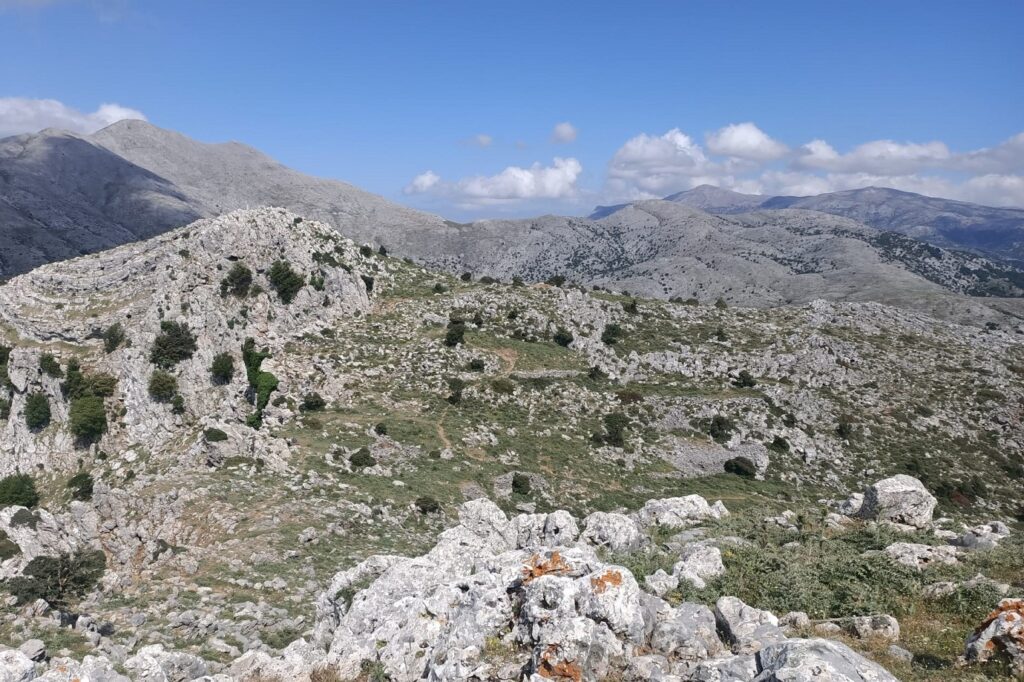 Paysage montagnard de Crète avec beaucoup de rochers ainsi que de la végétation diverse