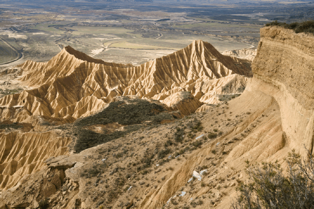 Paysage désertique dans les Bardenas avec des sommets caractéristiques de la zone