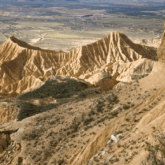 Paysage désertique dans les Bardenas avec des sommets caractéristiques de la zone