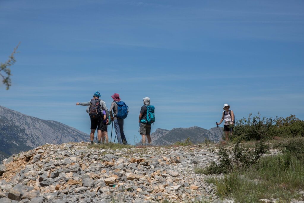 Groupe de marcheurs face à la vue des canyons de Sierra de Guara lors de leur randonnée.