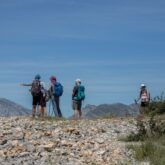 Groupe de marcheurs face à la vue des canyons de Sierra de Guara lors de leur randonnée.