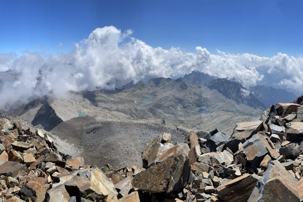 Paysage estival de montagne avec des roches et des sommets