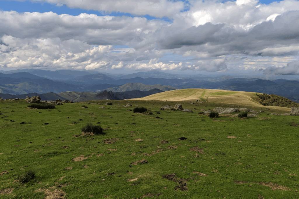Vallée verte de végétation, avec en fond des collines et au plus loin des sommets, entre Hendaye et Saint-Jean-Pied-de-Port