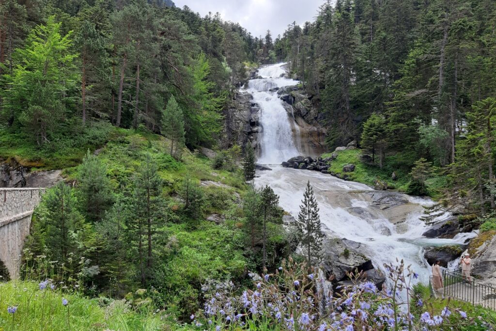 Paysage de Gavarnie Cauterets, avec une cascade dans la montagne.