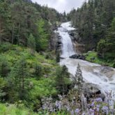 Paysage de Gavarnie Cauterets, avec une cascade dans la montagne.