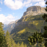 Paysage de montagne observable sur le séjour Gavarnie-Ordesa accompagné d'un guide, avec en fond une montagne entourée de forêts